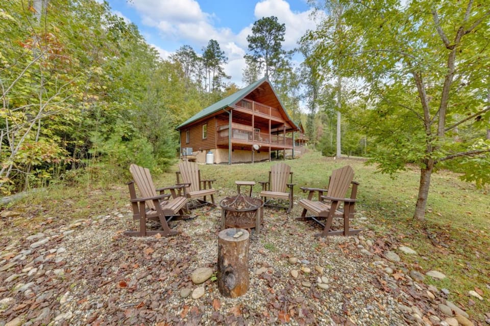 Peaceful Retreat Hot Tub Grill Fireplace MORE House in Sevier County