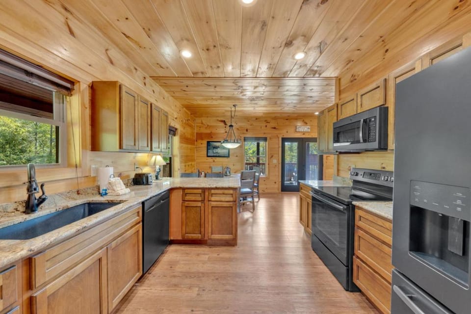 Peaceful Retreat Hot Tub Grill Fireplace MORE House in Sevier County