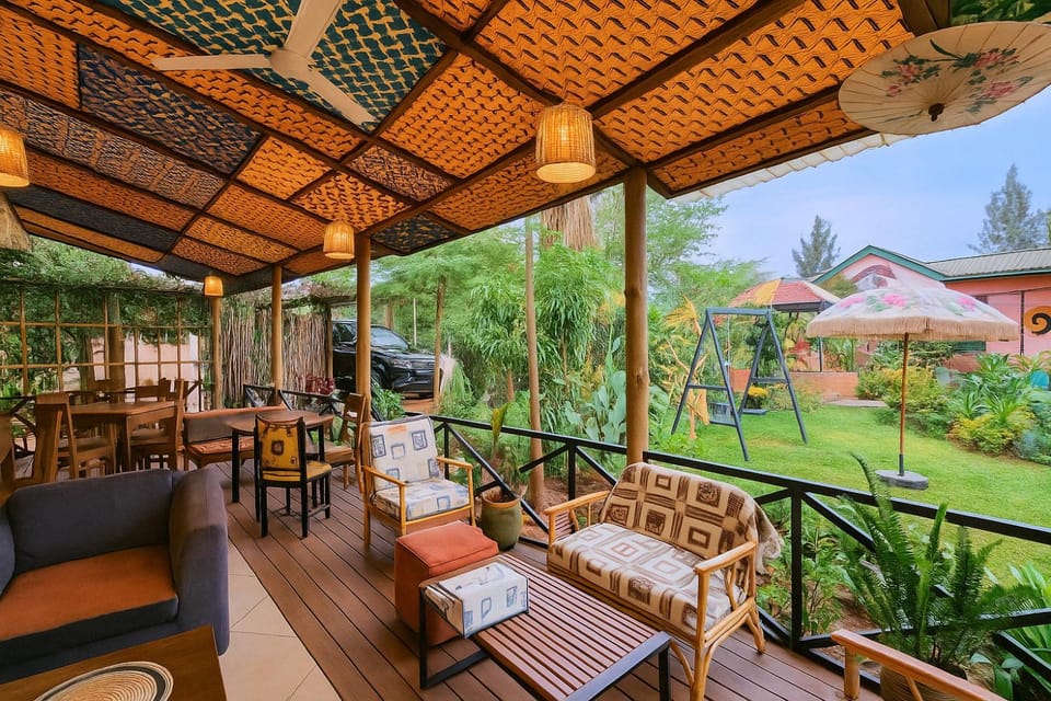 Property building, Restaurant/places to eat, Balcony/Terrace