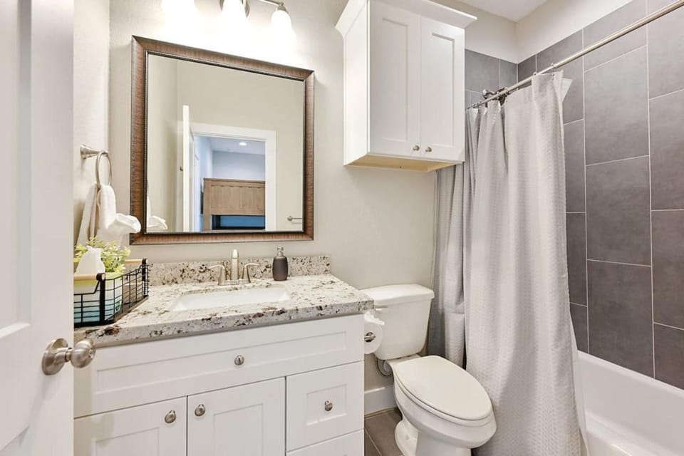 Shower, Toilet, Bathroom, Bath, towels