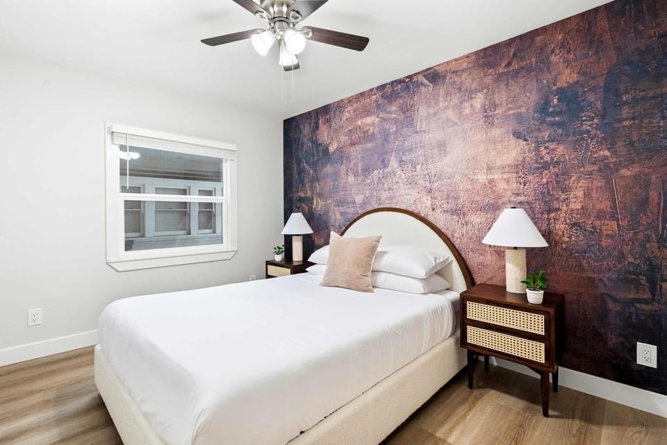 Updated Historic Suite with Queen Bed and Kitchen Apartment in Sherman Heights