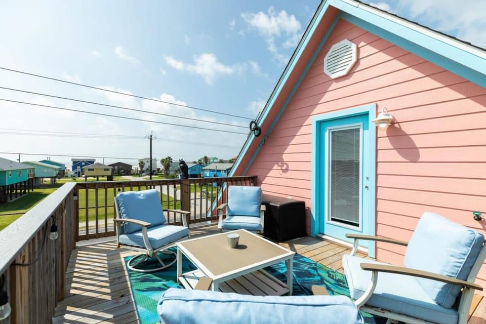 Pretty in Pink Flamingo - Sea Breezes & Sunsets House in Surfside Beach
