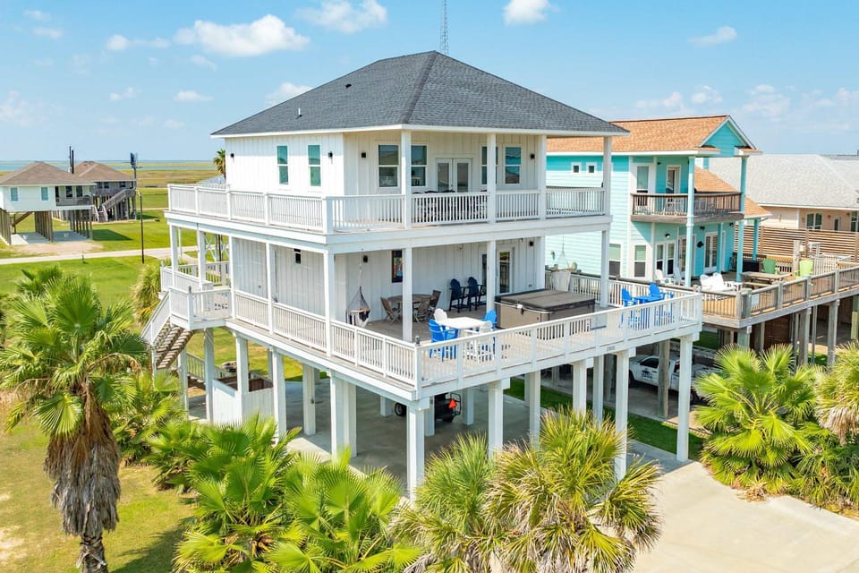 The Tides of Casa Blanca - Modern Luxe by the Sea House in Alvin