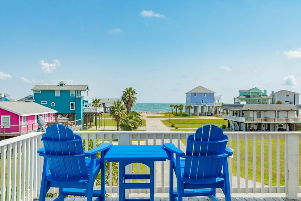 The Tides of Casa Blanca - Modern Luxe by the Sea House in Alvin