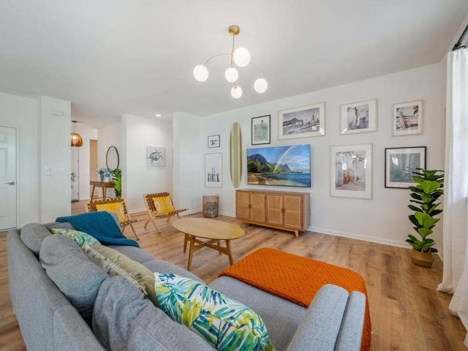 Ocean view pool, 5 mins to Beach, Sleep 12 House in Makaha Valley