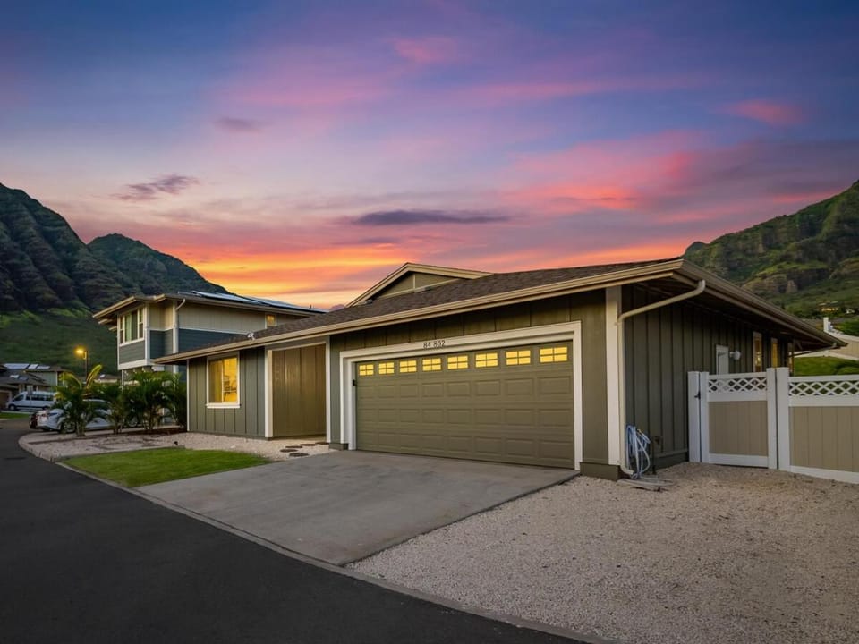 Ocean view pool, 5 mins to Beach, Sleep 12 House in Makaha Valley