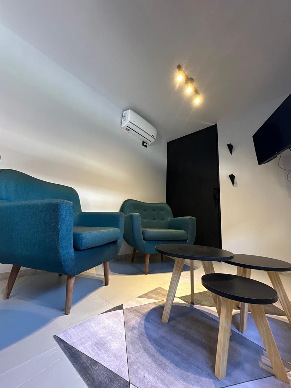 Communal lounge/ TV room, TV and multimedia, Living room, Seating area, air conditioner