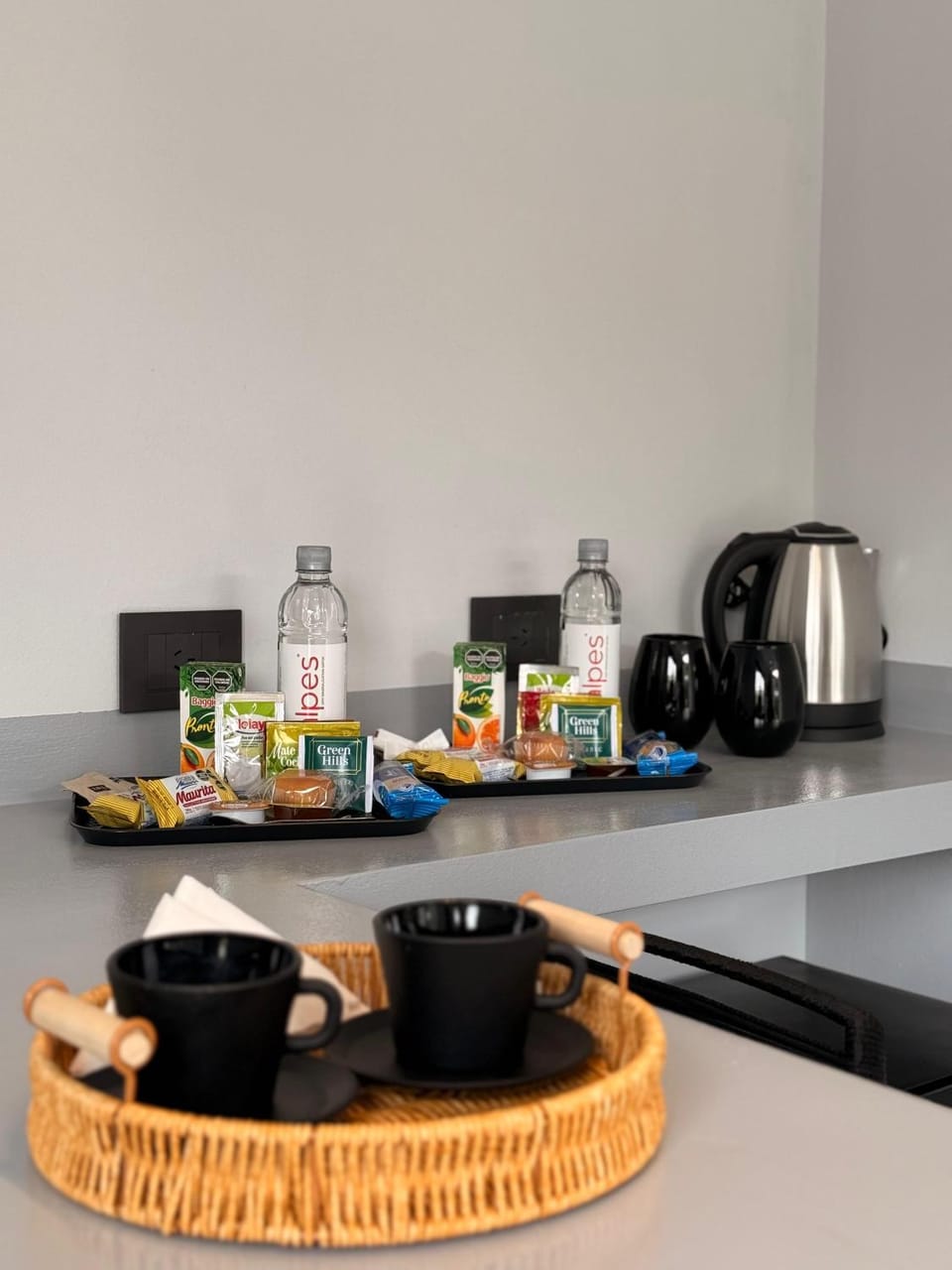 Coffee/tea facilities, Food and drinks, Food