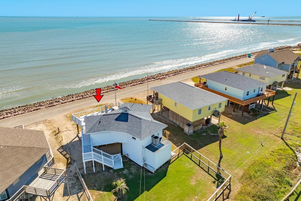 Wave Watcher - Stylish, Direct Oceanview, Near Jetty House in Surfside Beach