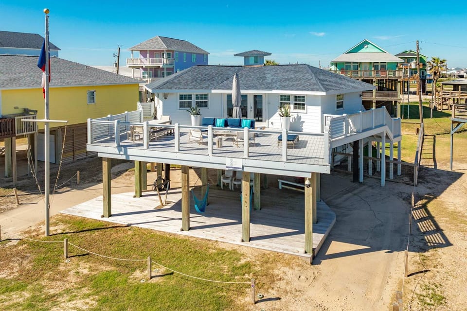 Wave Watcher - Stylish, Direct Oceanview, Near Jetty House in Surfside Beach