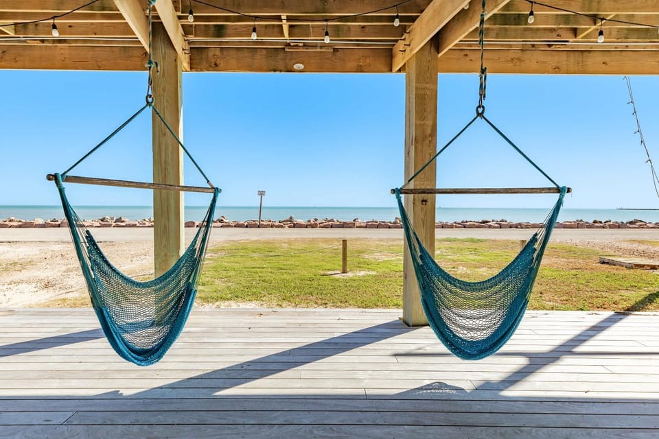 Wave Watcher - Stylish, Direct Oceanview, Near Jetty House in Surfside Beach