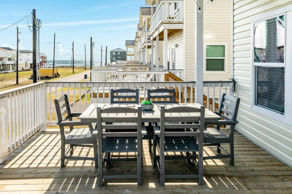 White Sands Retreat - Modern, Comfy, Down from Beach! House in Surfside Beach