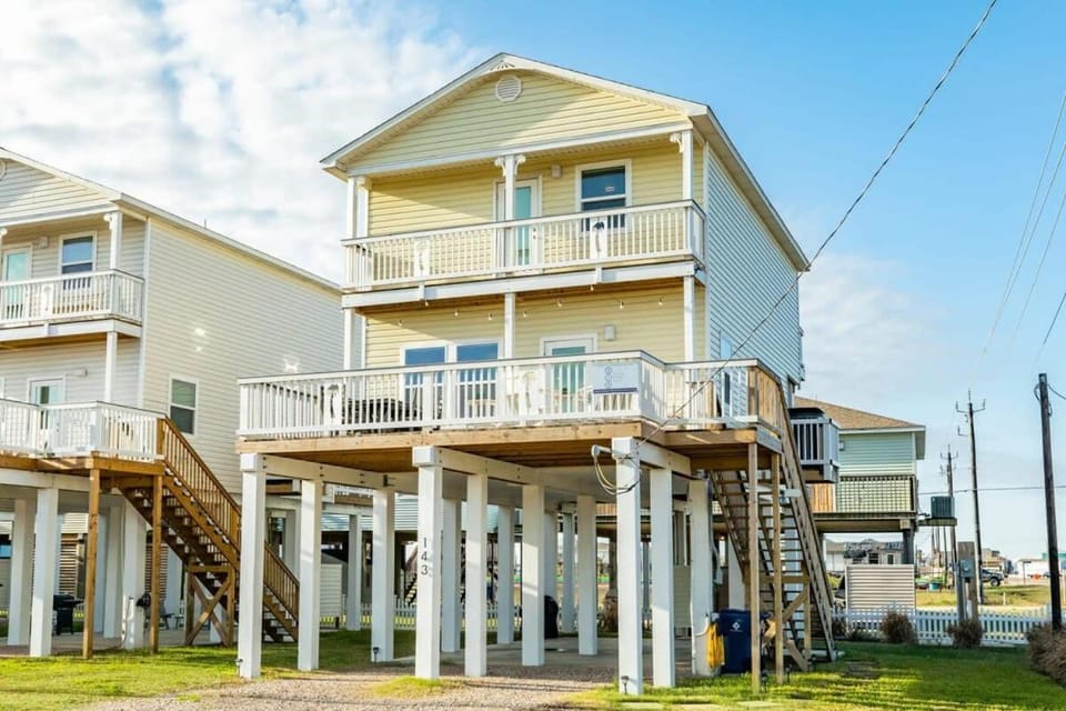 White Sands Retreat - Modern, Comfy, Down from Beach! House in Surfside Beach