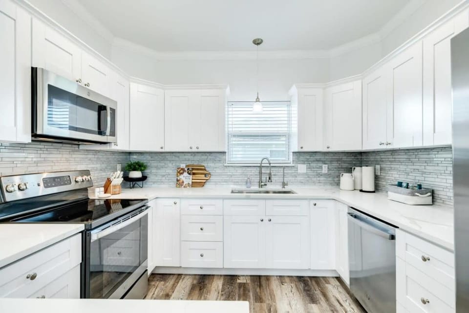 White Sands Retreat - Modern, Comfy, Down from Beach! House in Surfside Beach
