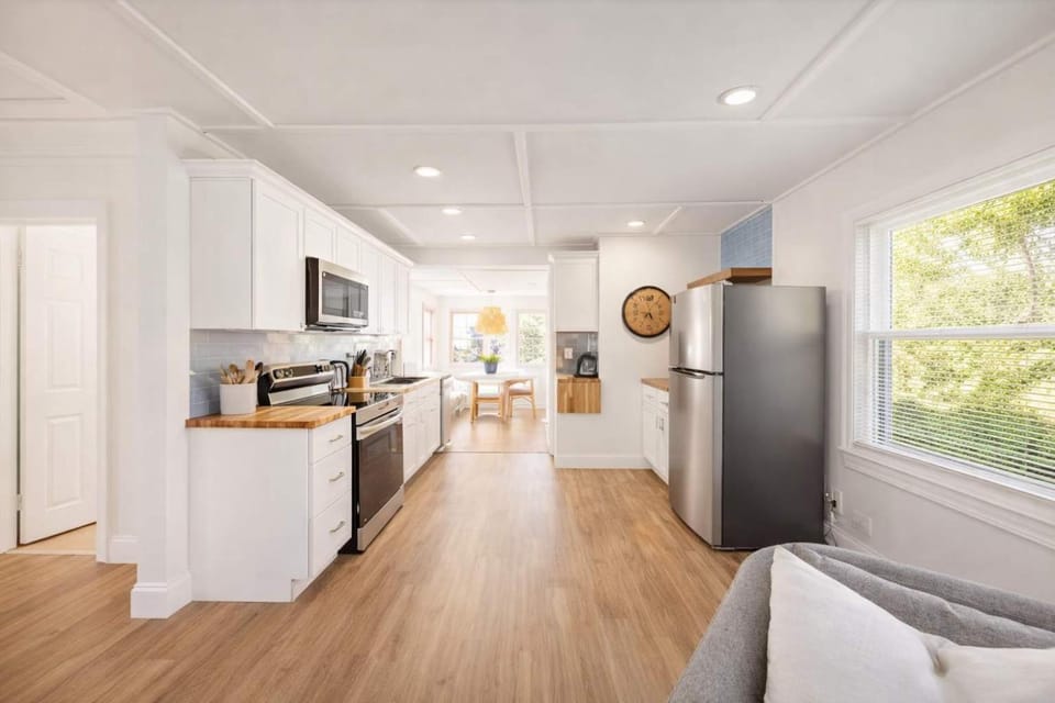 Cozy 2BR Home Near Downtown w Backyard & Parking House in Louisville