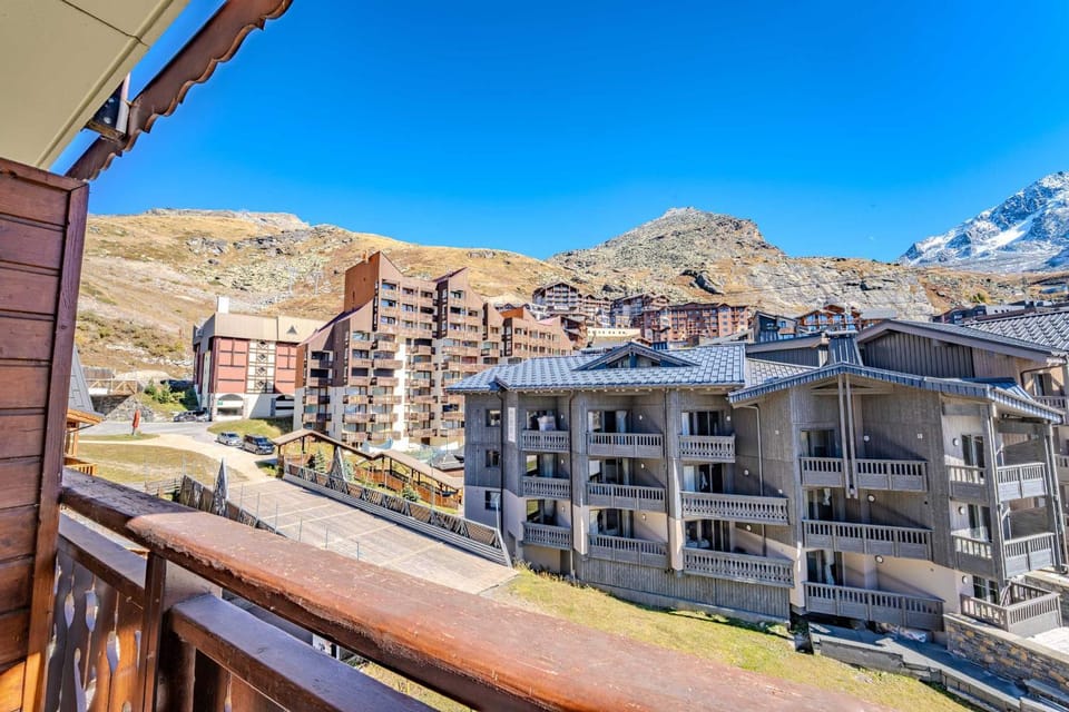 Property building, Nearby landmark, Day, Natural landscape, View (from property/room), Balcony/Terrace, City view, Mountain view