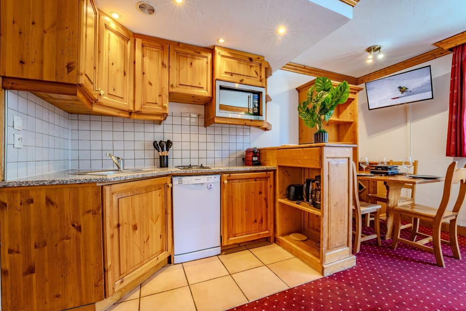 Kitchen or kitchenette, Dining area, dishwasher, oven, pet friendly, stove