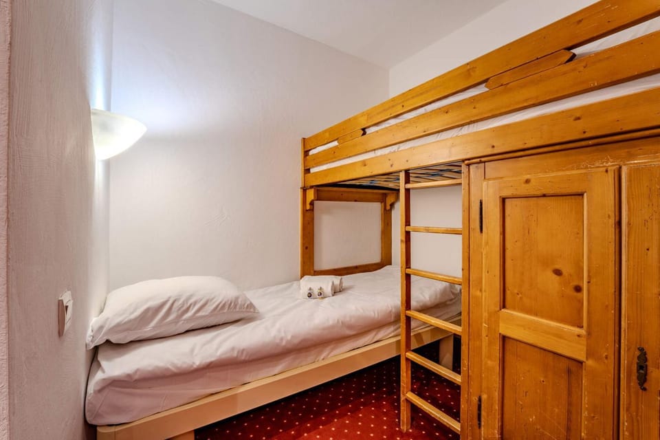 Bed, Bedroom, bunk bed, wardrobe