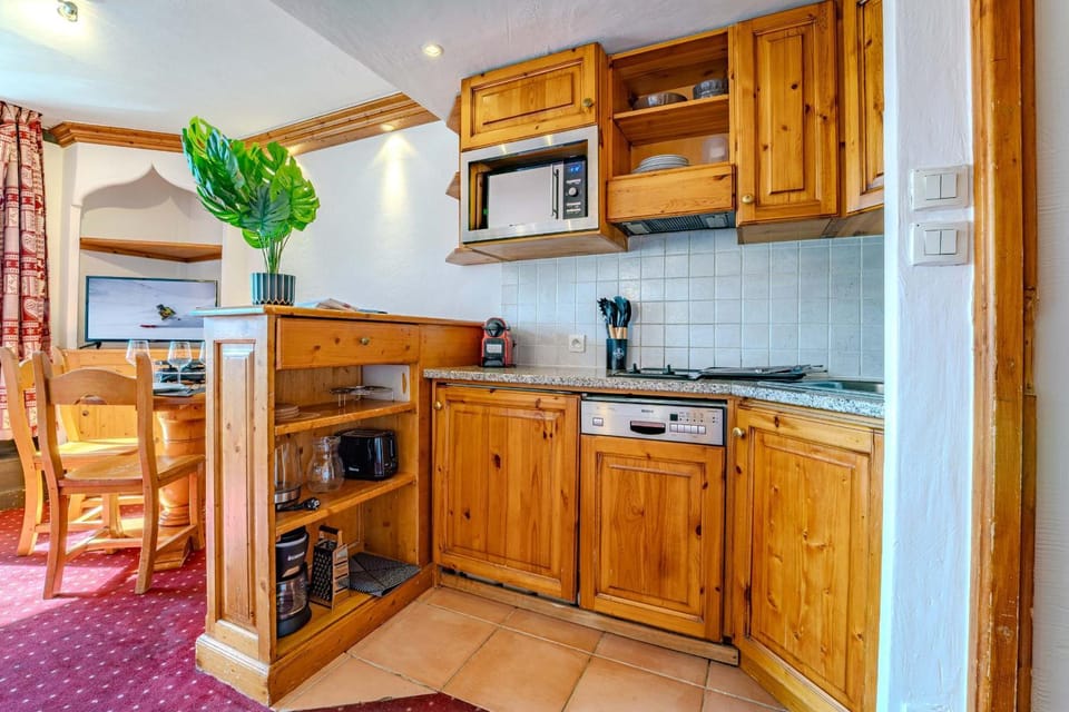 Kitchen or kitchenette, Dining area, dishwasher, oven, pet friendly, stove