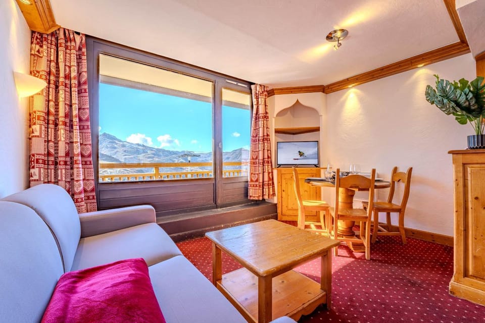 TV and multimedia, Living room, Seating area, Dining area, Mountain view