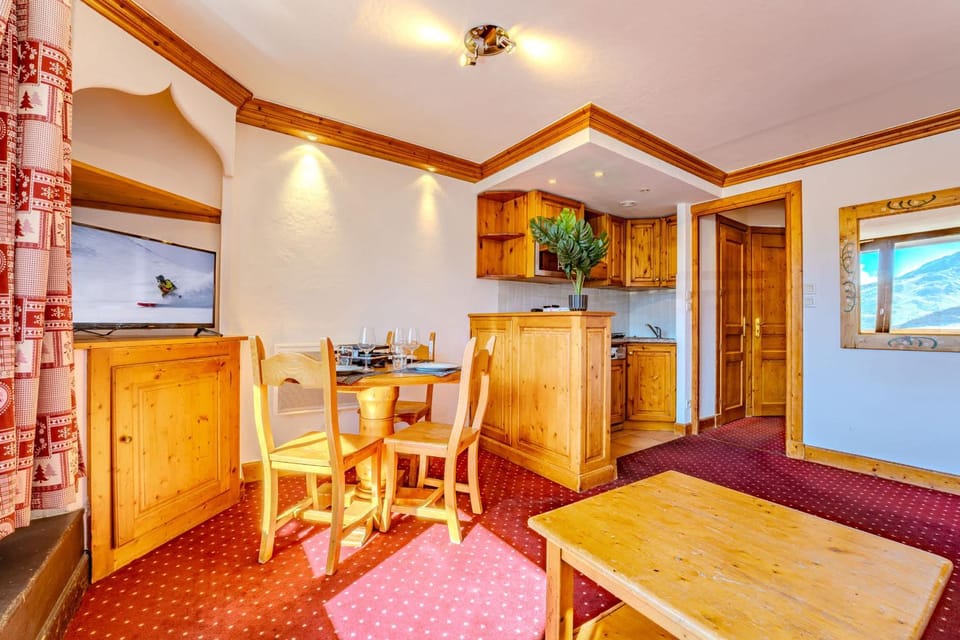 Living room, Seating area, Dining area, oven, stove