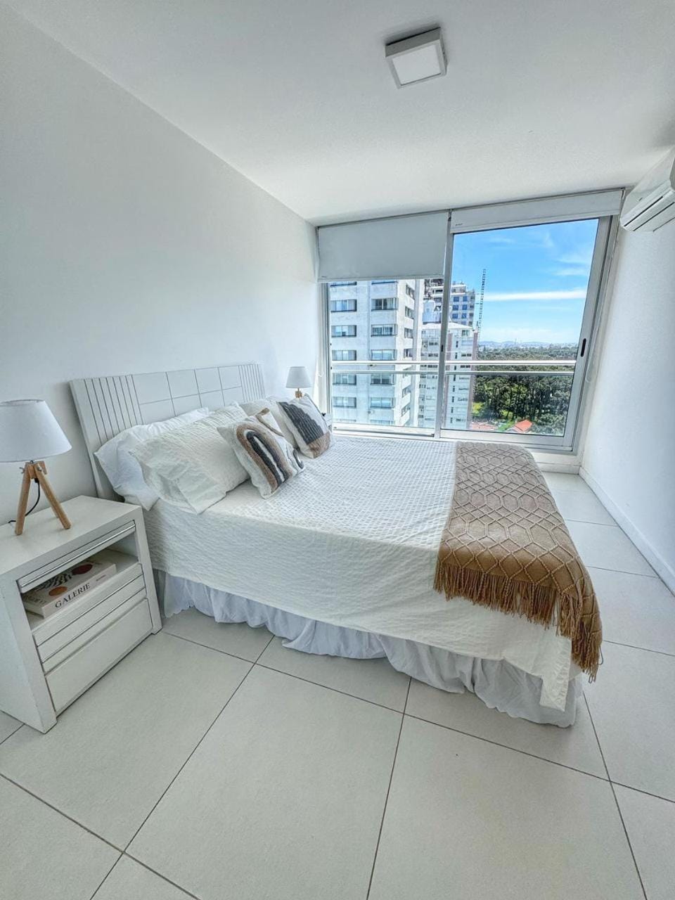 Bed, TV and multimedia, Photo of the whole room, Bedroom, air conditioner