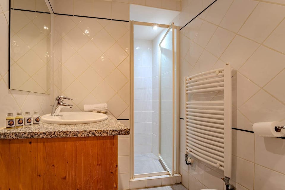 Shower, Bathroom, towels