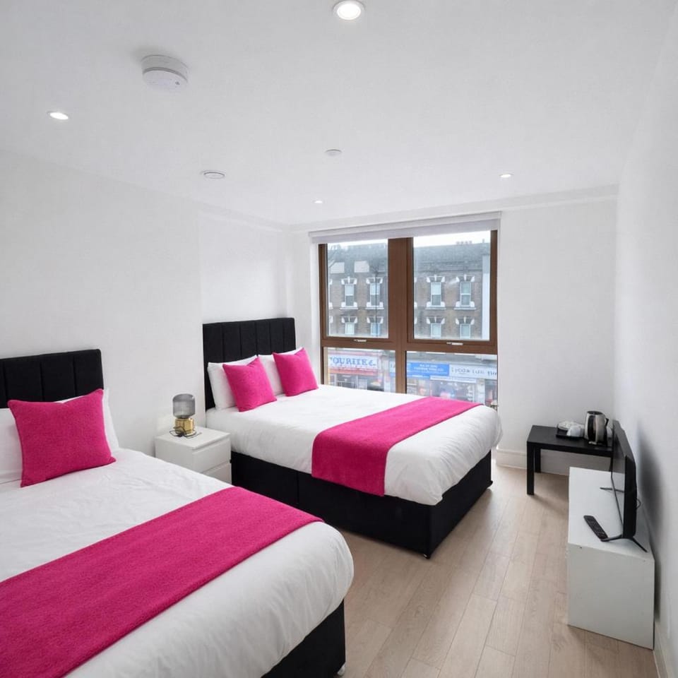 Heavenly Home Stay in London Near City Airport Apartment in London