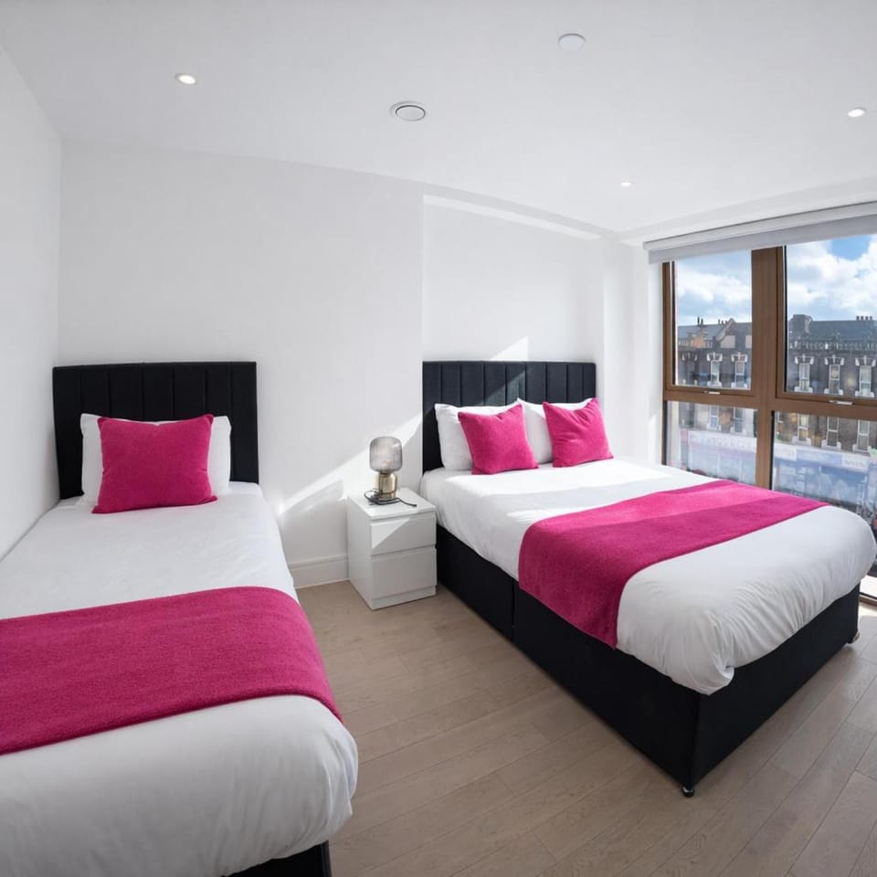 Heavenly Home Stay in London Near City Airport Apartment in London