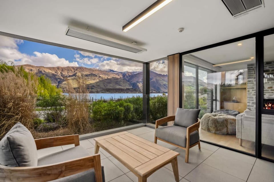 Lakefront Luxury 3 Bedroom Apartment Apartment in Wanaka