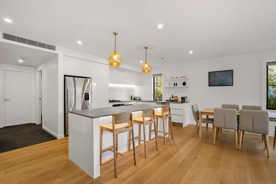 Lakefront Luxury 3 Bedroom Apartment Apartment in Wanaka
