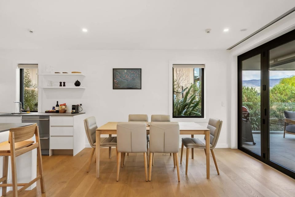 Lakefront Luxury 2 Bedroom Apartment Apartment in Wanaka