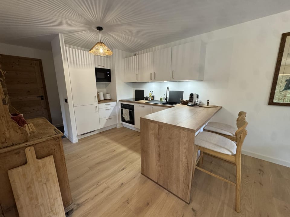 Kitchen or kitchenette, Dining area, minibar, oven, stove