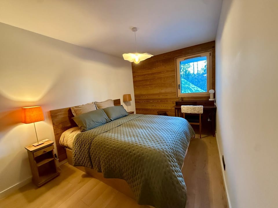 Bed, Photo of the whole room, Seating area, Bedroom