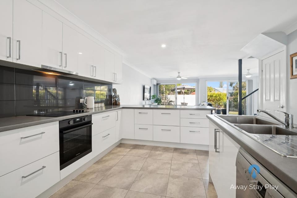 Kitchen or kitchenette, dishwasher, stove