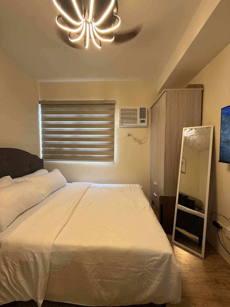 Bed, TV and multimedia, air conditioner