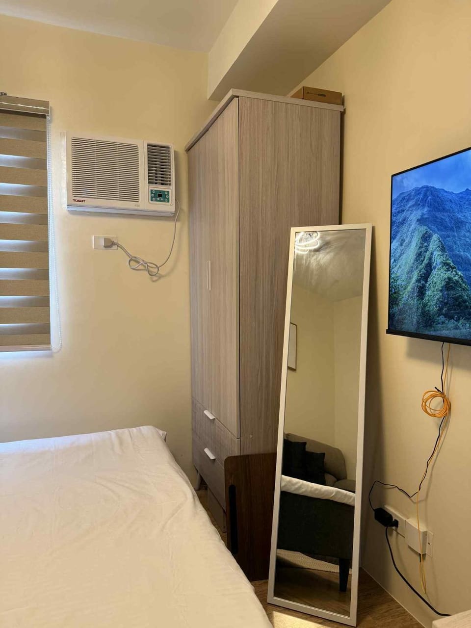 Bed, TV and multimedia, air conditioner
