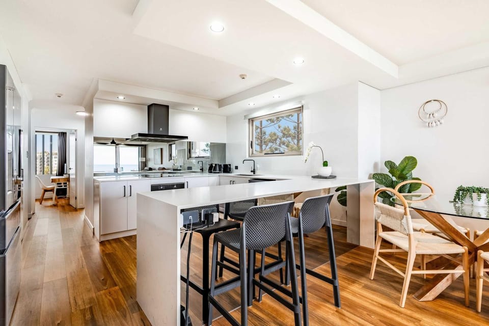 Kitchen or kitchenette, Seating area, Dining area
