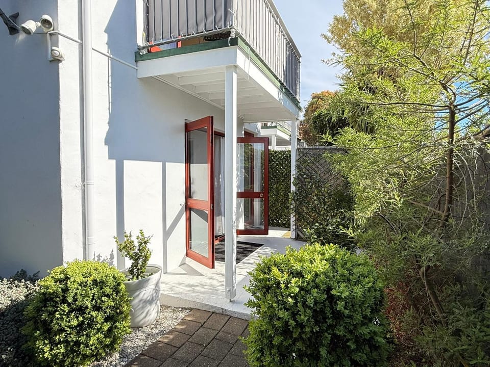 Property building, Patio, Balcony/Terrace
