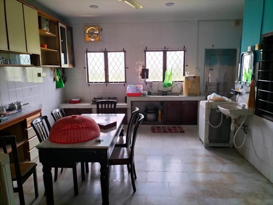 Kitchen or kitchenette, Dining area, stove