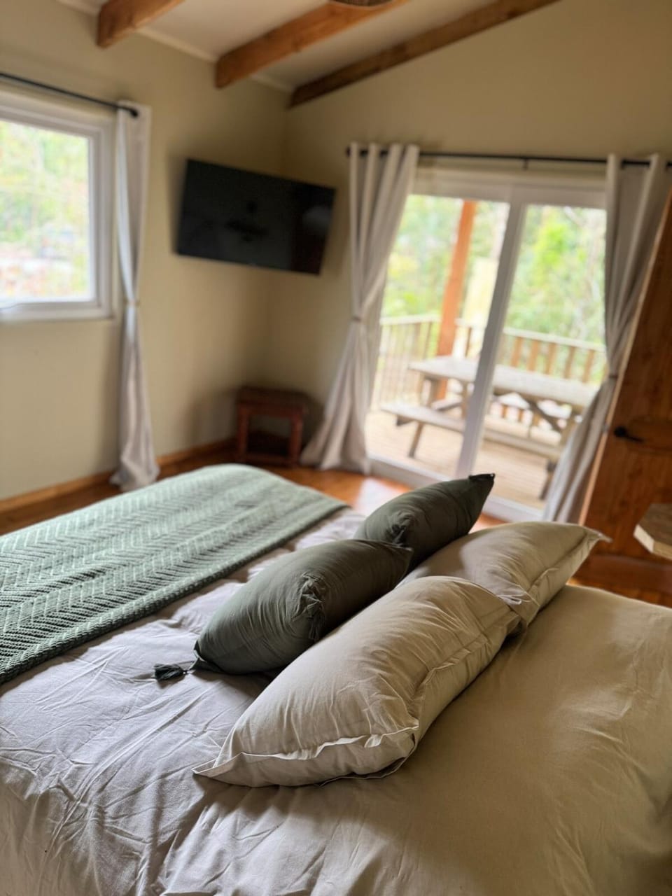 Bed, TV and multimedia, Photo of the whole room, Bedroom