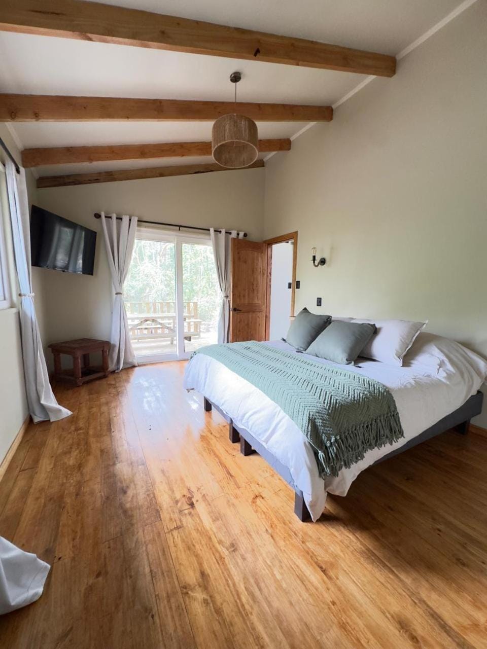 Bed, TV and multimedia, Bedroom
