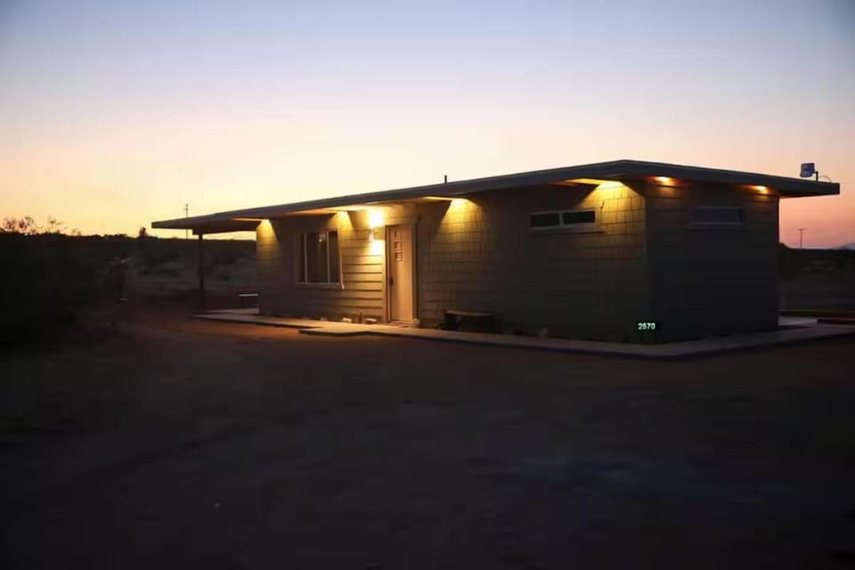 New Couples Stargazing Cowboy Tub Midcentury 1bed House in Southern California