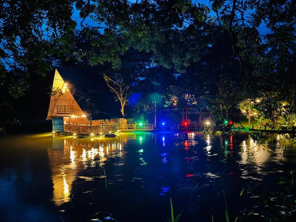 Restaurant/places to eat, River view
