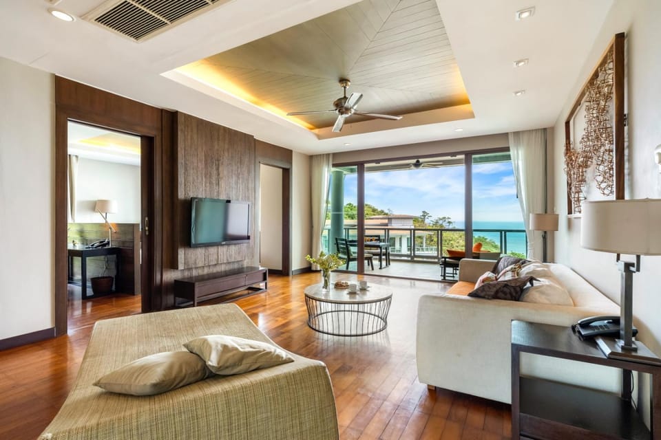 Communal lounge/ TV room, TV and multimedia, Living room, Photo of the whole room, Seating area, Sea view