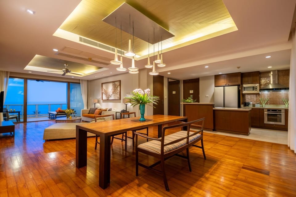 Kitchen or kitchenette, Living room, Seating area, Dining area, oven, stove