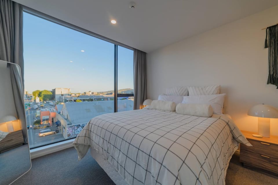 Cityside Comfort Modern 2BR 2BA with Parking Apartment in Christchurch