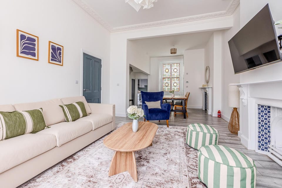 Immense Bright 5BR House near Kensington Olympia House in City of Westminster