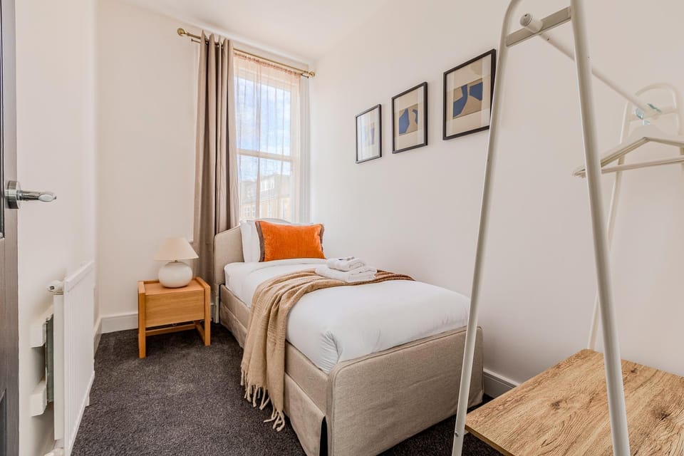 Immense Bright 5BR House near Kensington Olympia House in City of Westminster