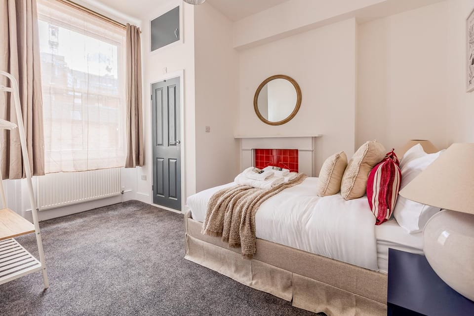 Immense Bright 5BR House near Kensington Olympia House in City of Westminster